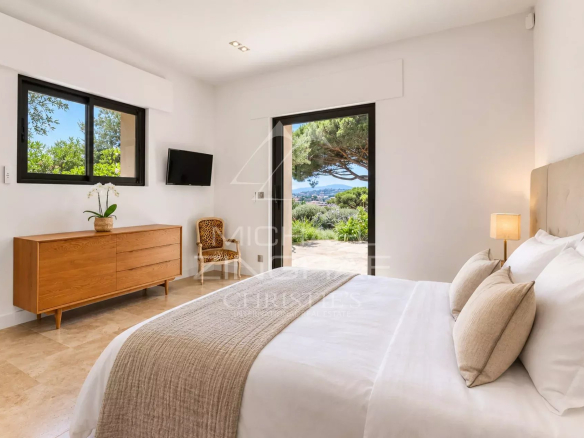 Room in a modern villa with views of nature in Sainte-Maxime.