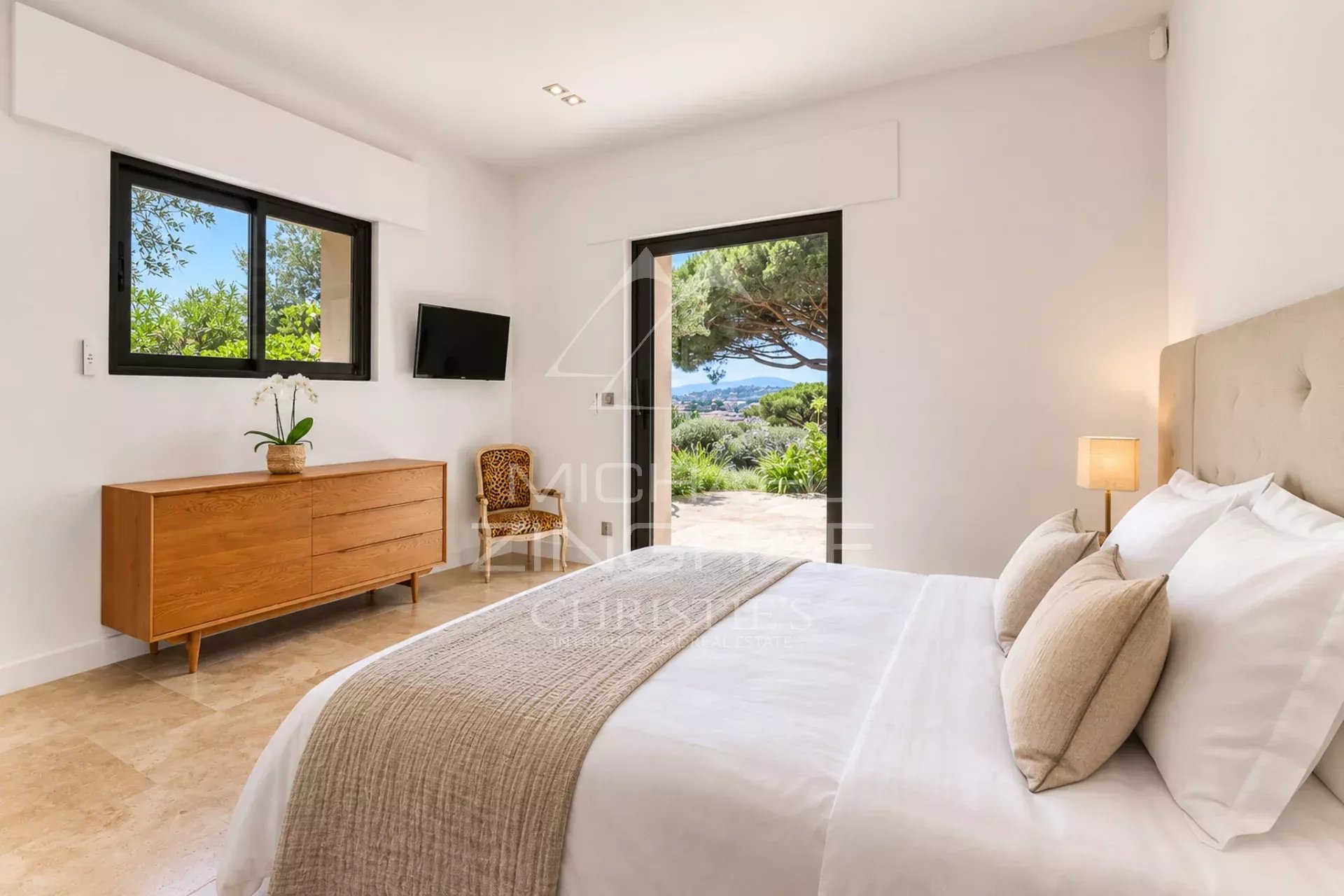 Modern room in Sainte-Maxime Room in a modern villa with views of nature in Sainte-Maxime.