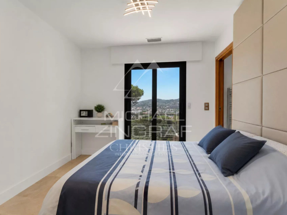 Room in a modern villa in Sainte-Maxime with sea view and contemporary decor.