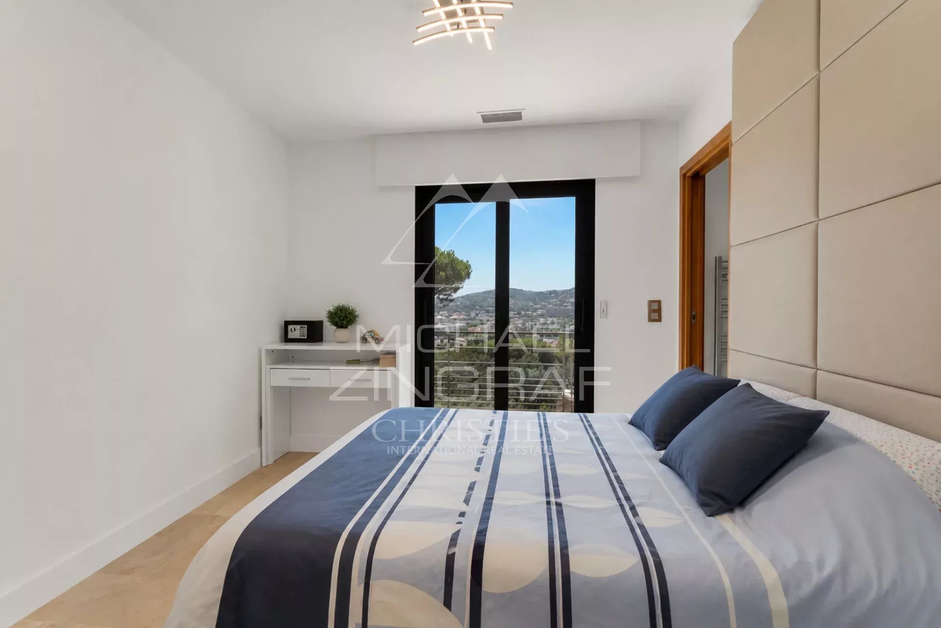 Modern room in Sainte-Maxime Room in a modern villa in Sainte-Maxime with sea view and contemporary decor.