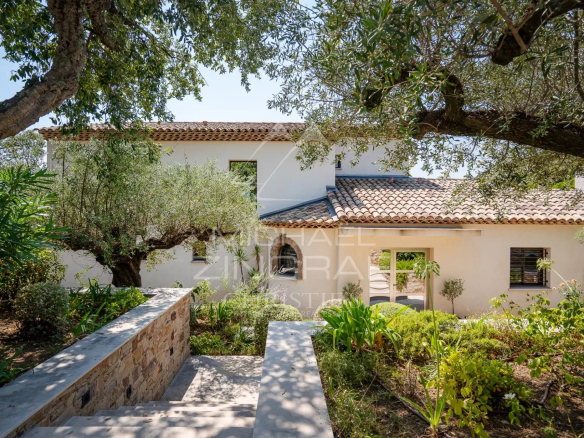 Renovated villa with garden in Sainte-Maxime, surrounded by trees and greenery.