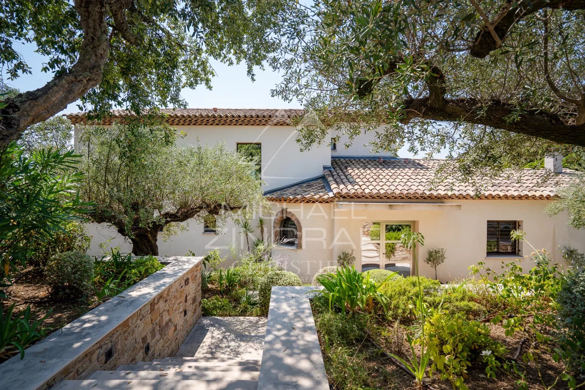 Elegant villa in Sainte-Maxime Renovated villa with garden in Sainte-Maxime, surrounded by trees and greenery.