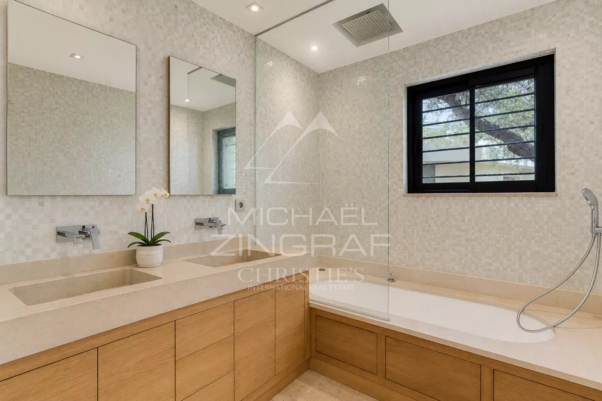 Contemporary bathroom in Sainte-Maxime Modern bathroom with bathtub and double sink in a villa in Sainte-Maxime.