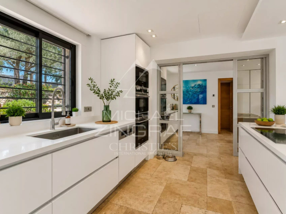 Modern kitchen in a renovated villa in Sainte-Maxime with contemporary and bright elements.