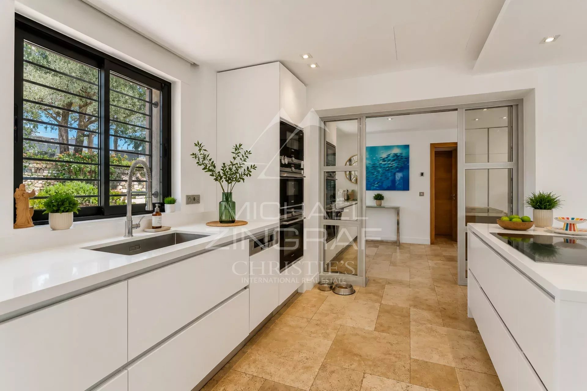 Contemporary cuisine in Sainte-Maxime Modern kitchen in a renovated villa in Sainte-Maxime with contemporary and bright elements.