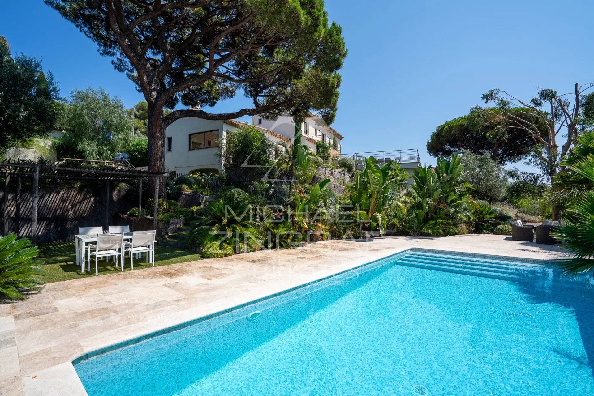 Villa with swimming pool in Sainte-Maxime View of a villa with swimming pool and garden in Sainte-Maxime under a sunny sky.