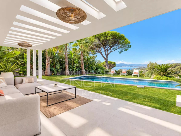 Terrace of a contemporary villa in Sainte-Maxime with views of the swimming pool and surrounding landscape.