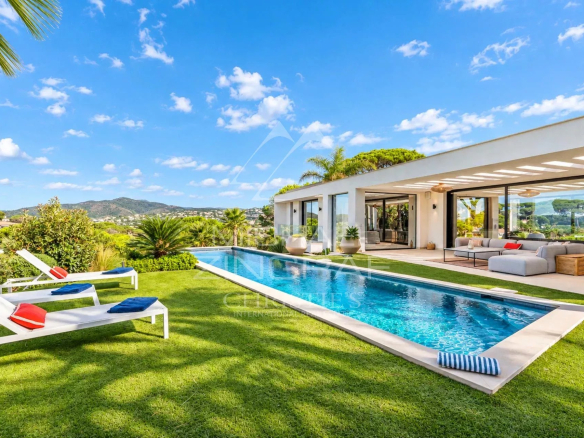 Contemporary villa with swimming pool and garden, overlooking the Gulf of Saint-Tropez in Sainte-Maxime.