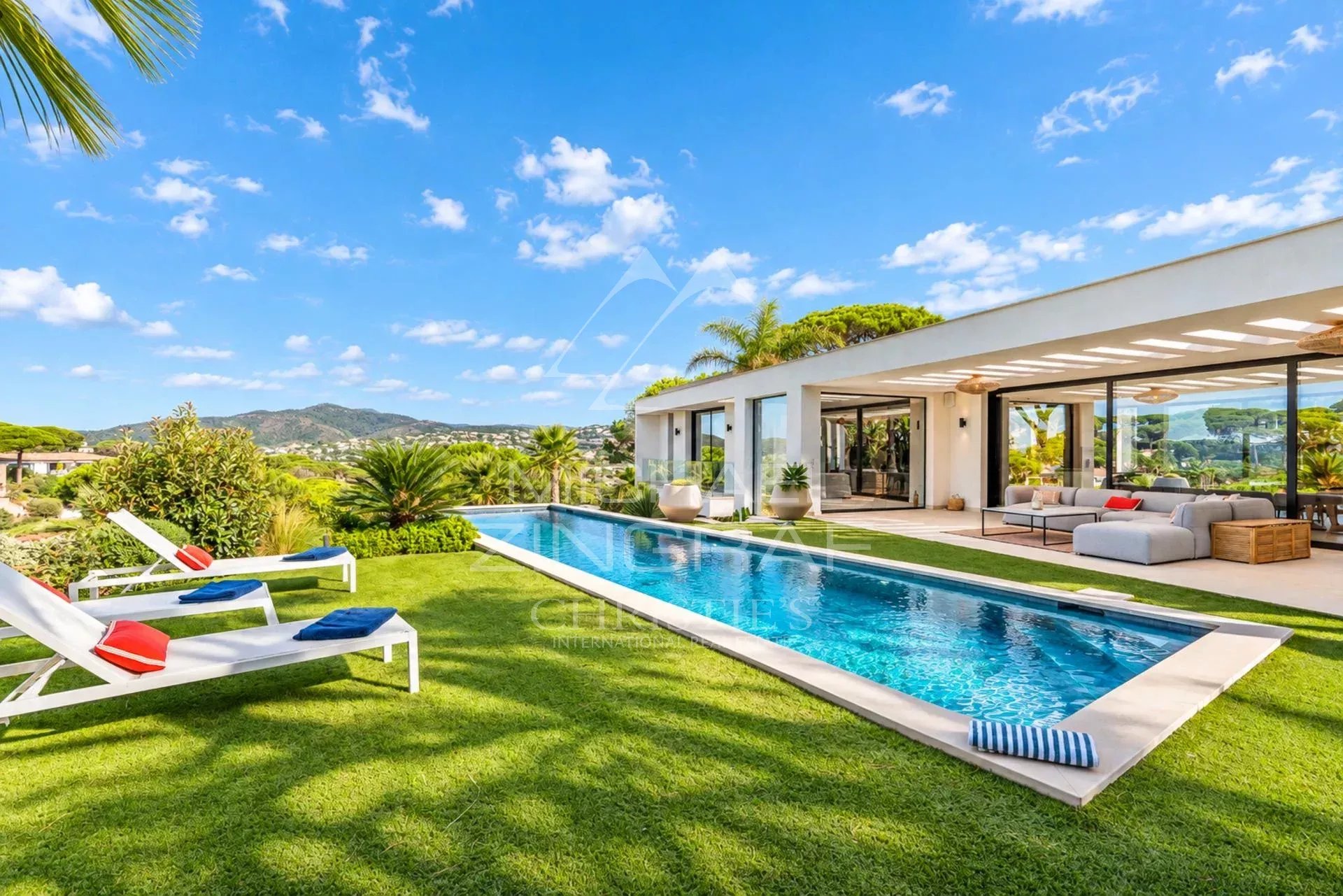 Contemporary villa in Sainte-Maxime Contemporary villa with swimming pool and garden, overlooking the Gulf of Saint-Tropez in Sainte-Maxime.