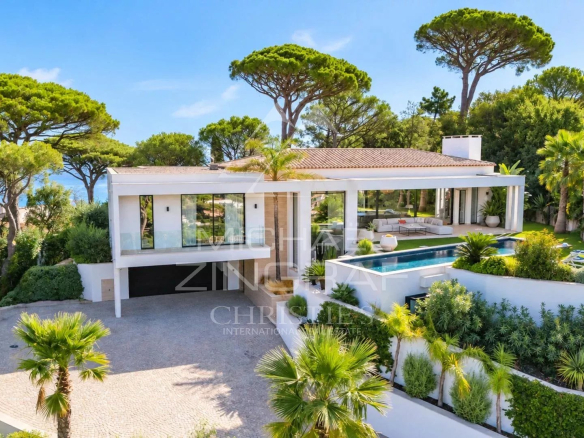 Contemporary villa with swimming pool and garden, overlooking the Gulf of Saint-Tropez, Sainte-Maxime.