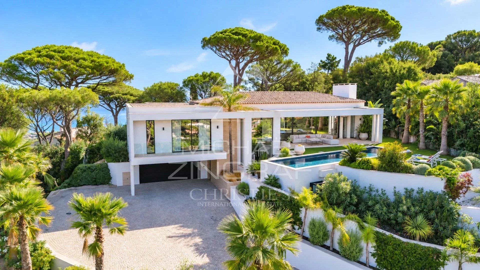Contemporary villa in Sainte-Maxime Contemporary villa with swimming pool and garden, overlooking the Gulf of Saint-Tropez, Sainte-Maxime.
