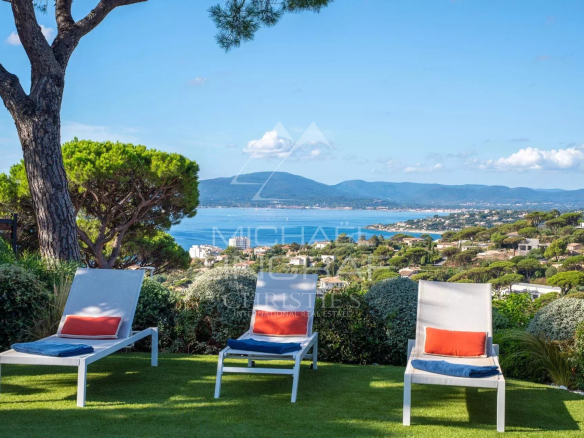 Panoramic view of the Gulf of Saint-Tropez from a contemporary villa with sun loungers.