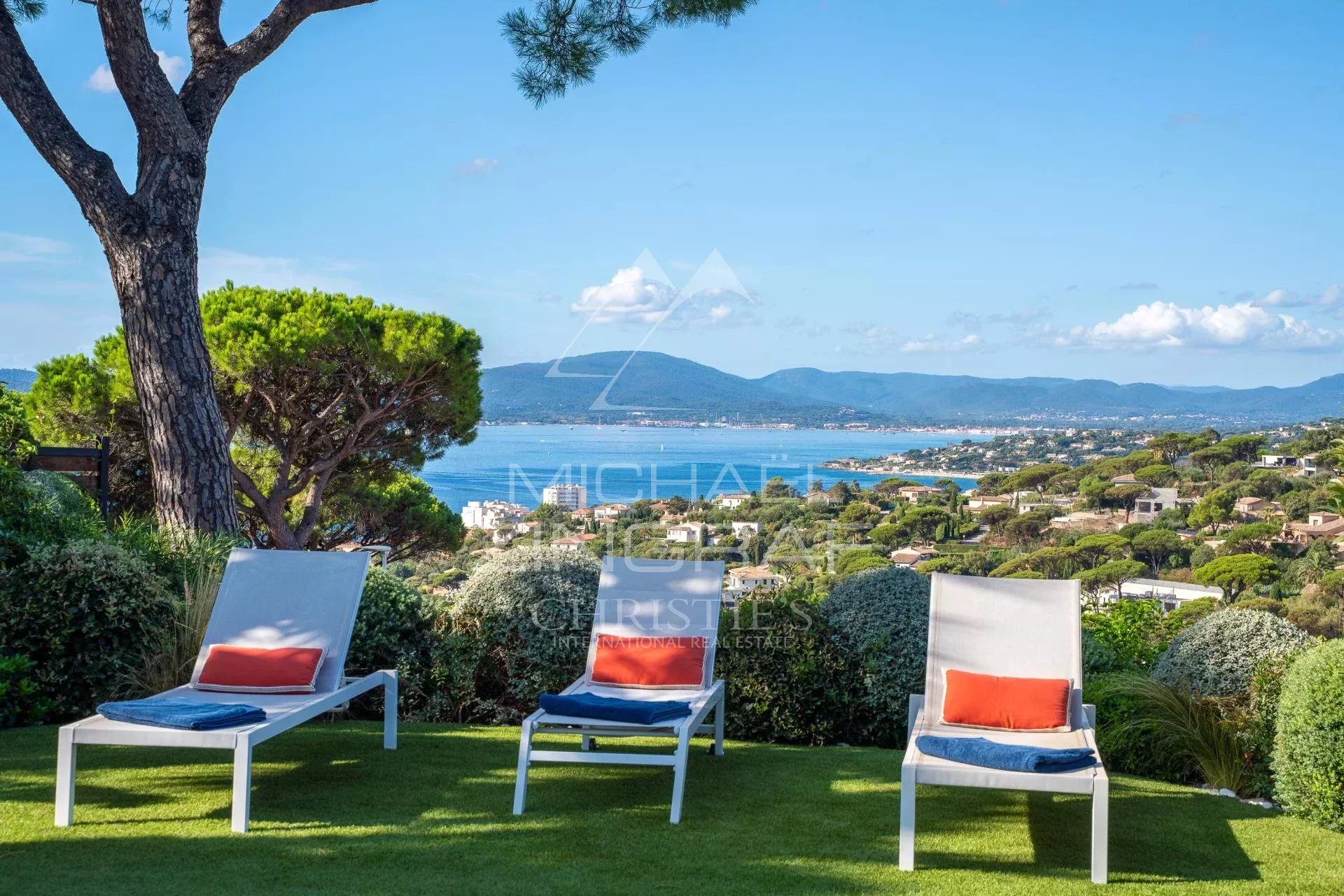 Contemporary villa with views of the Gulf of Saint-Tropez Panoramic view of the Gulf of Saint-Tropez from a contemporary villa with sun loungers.