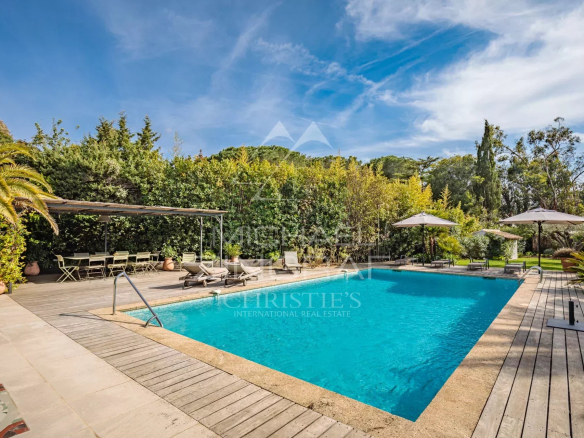 Swimming pool surrounded by greenery in a Provençal property in Saint-Tropez.