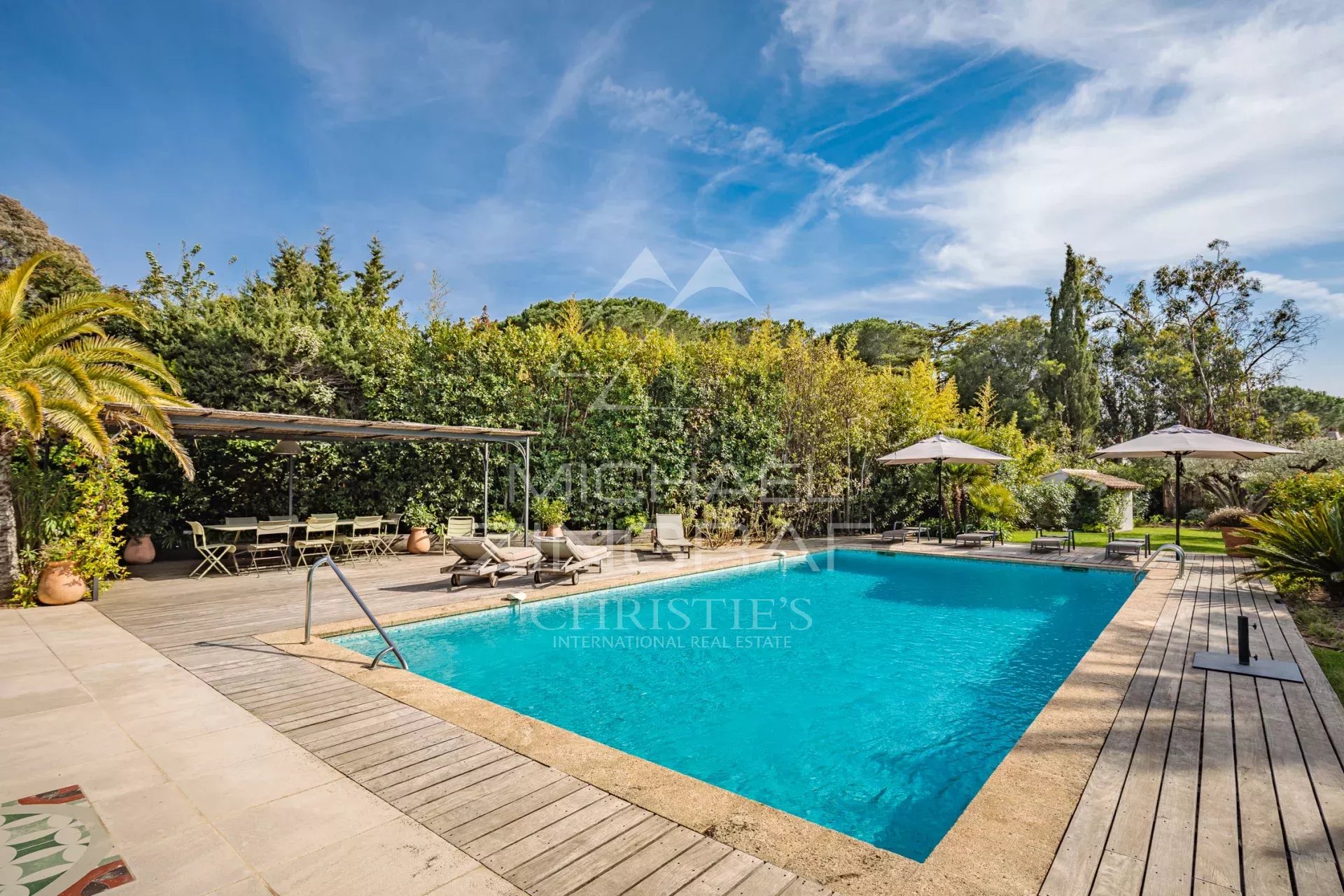 Provençal property with swimming pool in Saint-Tropez Swimming pool surrounded by greenery in a Provençal property in Saint-Tropez.
