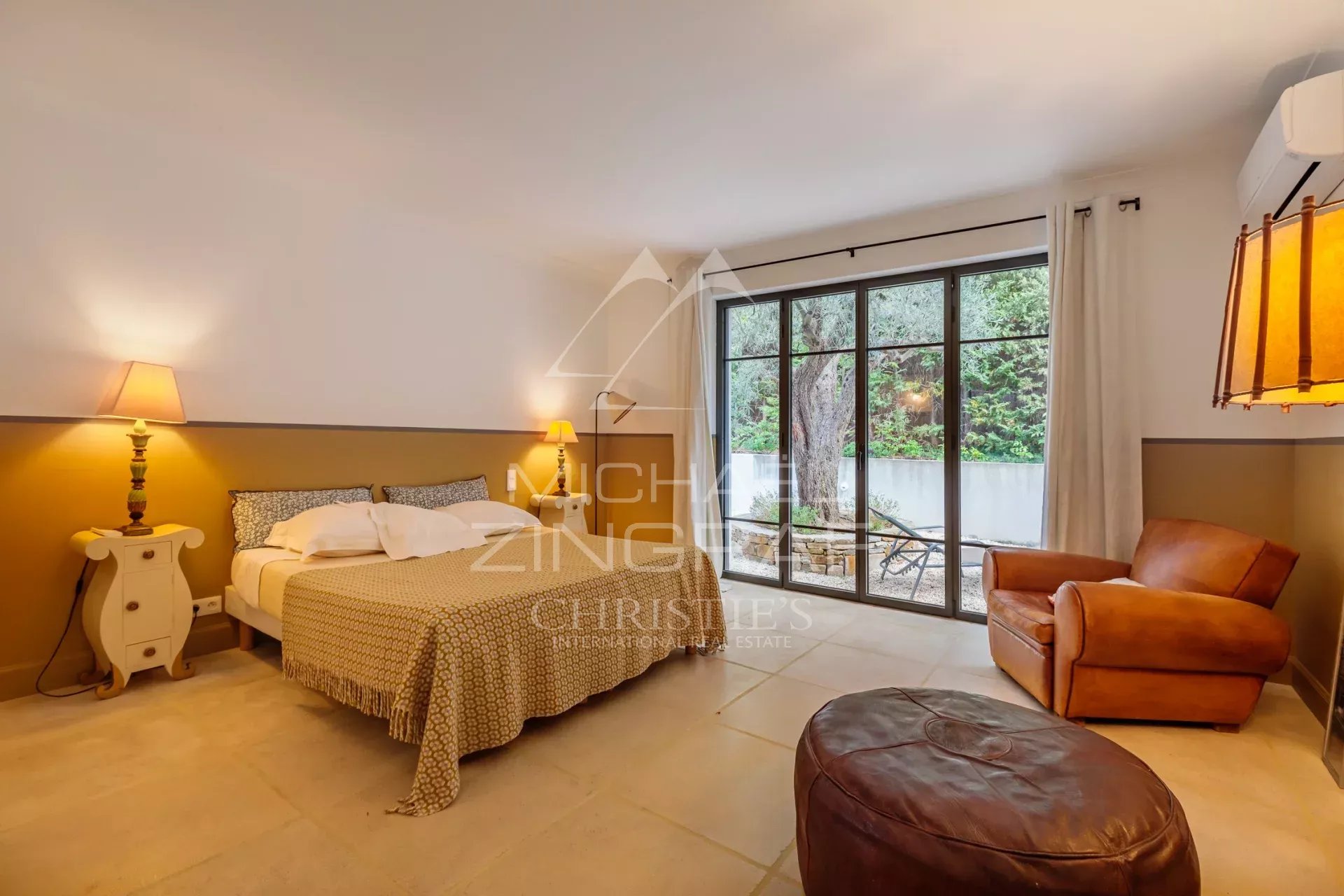 Room in a Provençal property in Saint-Tropez Room in a Provençal property in Saint-Tropez, with bed, armchair and access to an outdoor area.