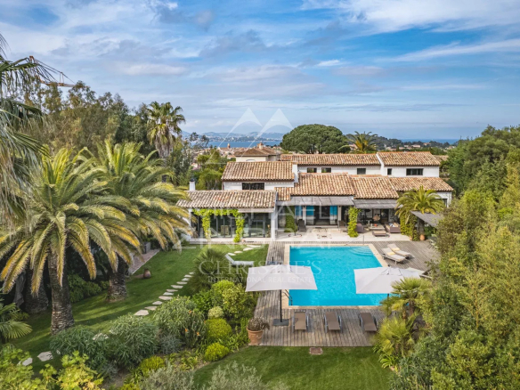 Aerial view of a Provençal property with swimming pool and garden in Saint-Tropez.