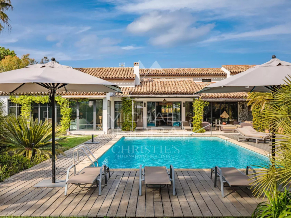 Provençal property with swimming pool and sun loungers in Saint-Tropez, surrounded by greenery.
