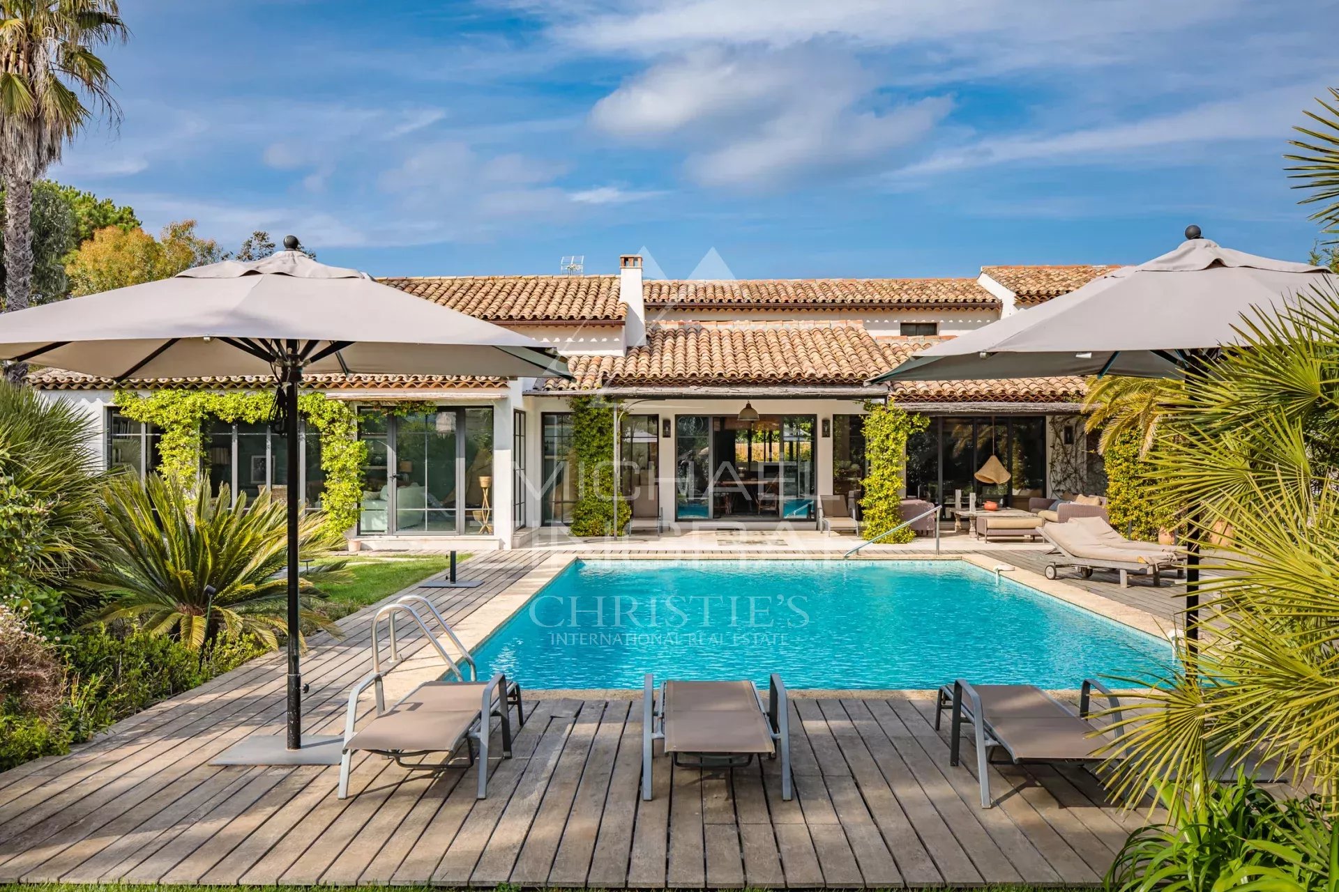 Provençal property in Saint-Tropez Provençal property with swimming pool and sun loungers in Saint-Tropez, surrounded by greenery.