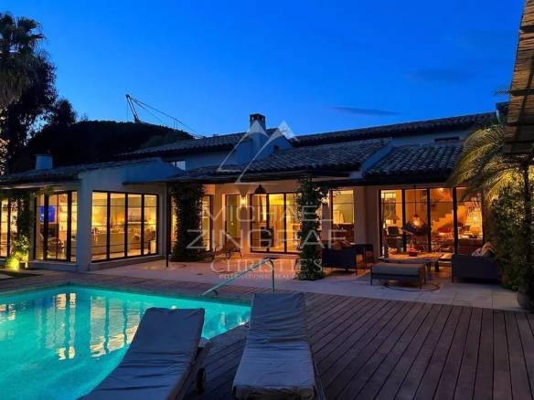Provençal property with swimming pool in Saint-Tropez, lit at dusk.
