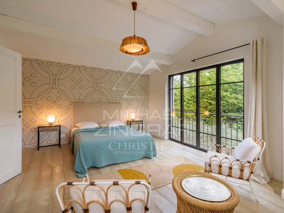 Bright room in a Provençal property in Saint-Tropez, with views of nature.