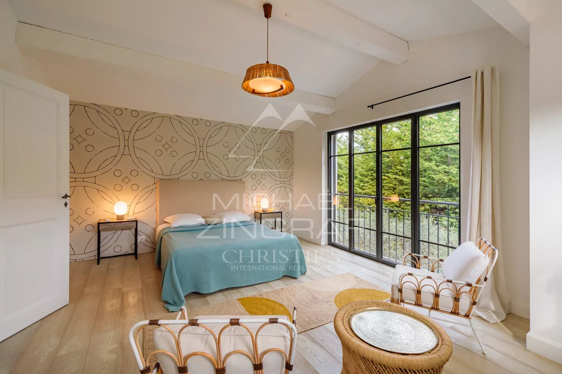 Room in a Provençal property in Saint-Tropez Bright room in a Provençal property in Saint-Tropez, with views of nature.