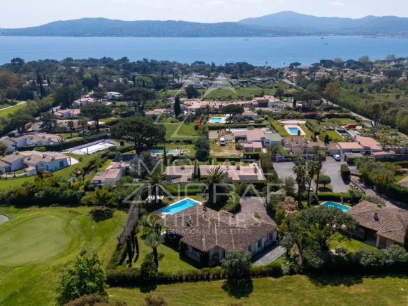 Vue aérienne d'une villa provençale avec piscine dans un domaine sécurisé à Grimaud, près du golfe de Saint-Tropez.