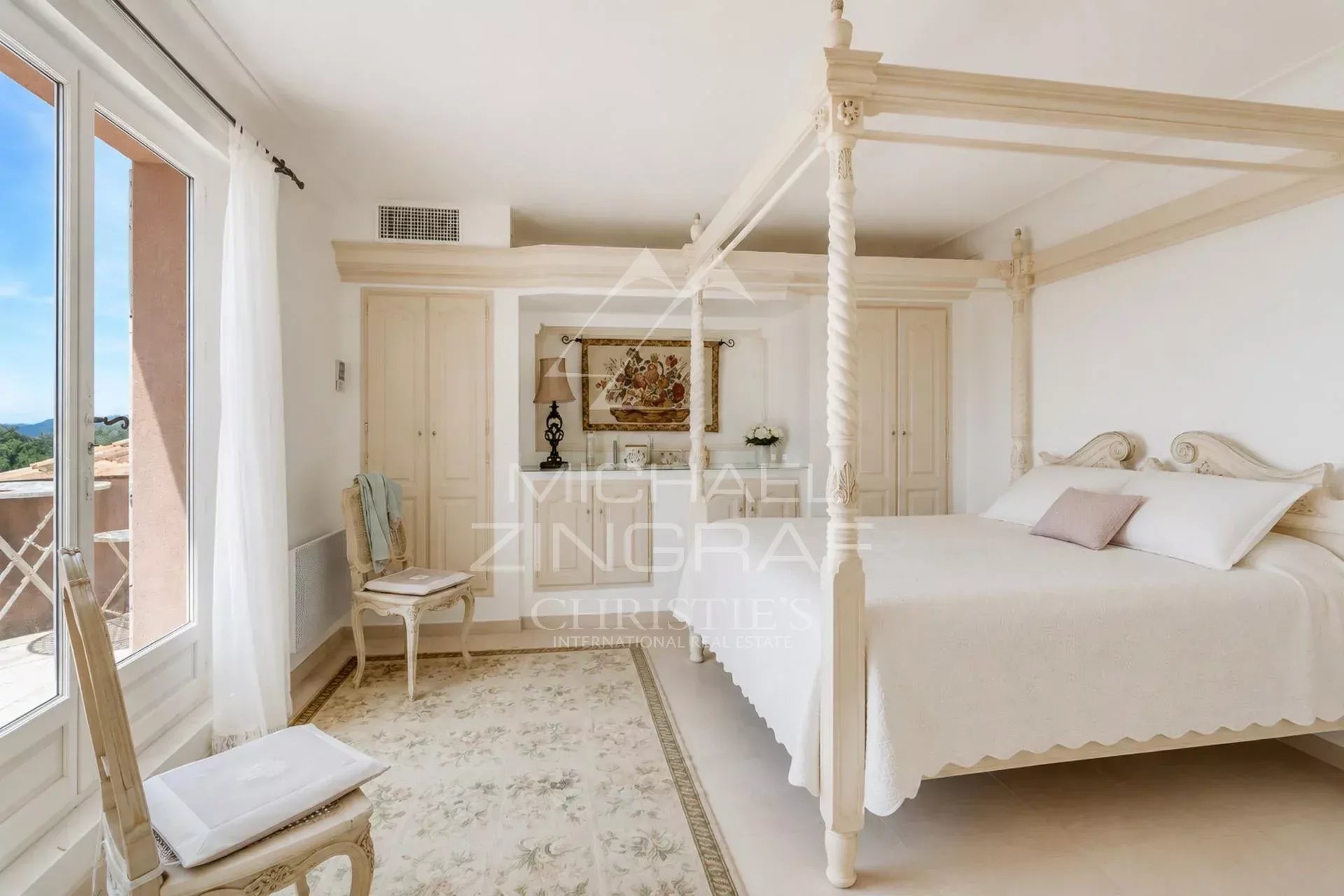 Luxury villa room in Sainte-Maxime Elegant room with four-poster bed and sea view in Sainte-Maxime.