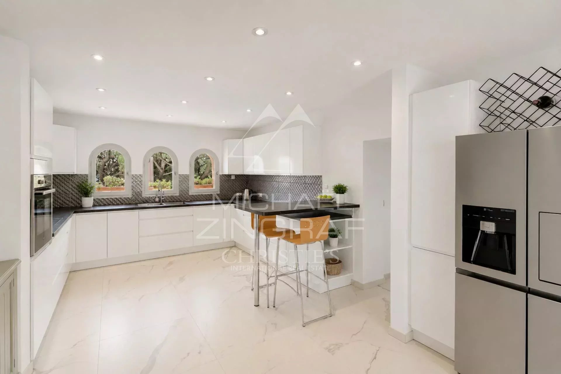 Villa kitchen in Sainte-Maxime Modern and bright kitchen in a prestigious villa in Sainte-Maxime