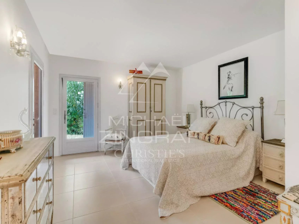 Room in a prestigious villa in Sainte-Maxime with a bed and elegant decor.