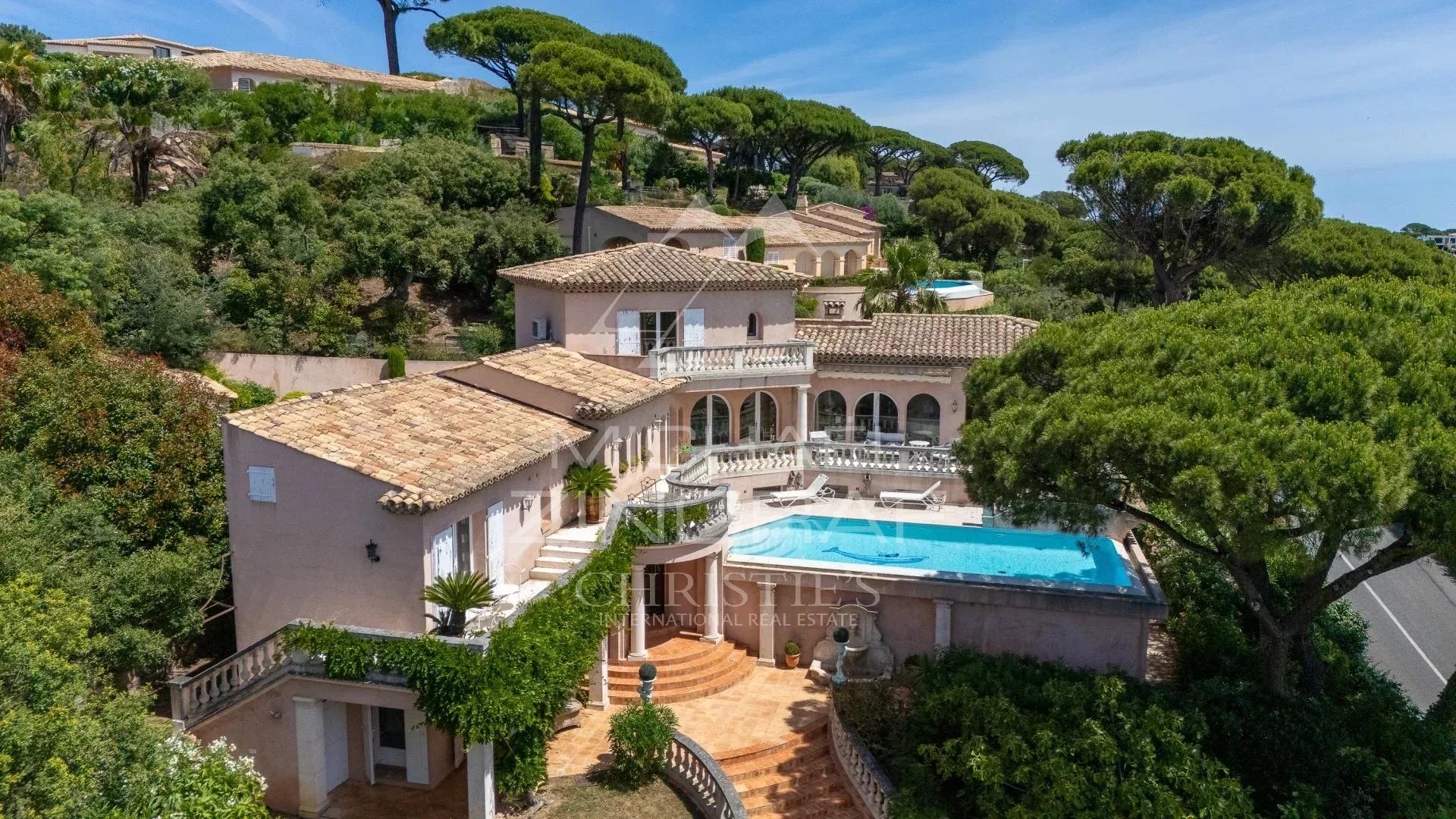 Luxury villa in Sainte-Maxime Luxury villa with swimming pool in Sainte-Maxime, surrounded by greenery and offering a sea view.