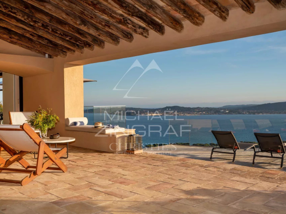 Terrace of Villa Levante in Grimaud with a view of the Gulf of Saint-Tropez.