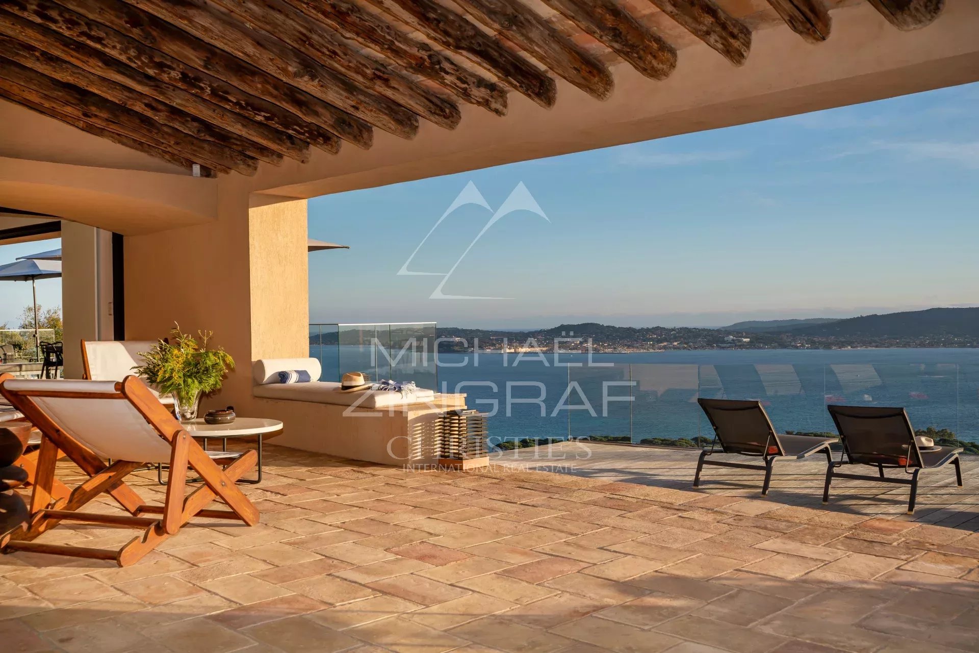 Terrace of Villa Levante Terrace of Villa Levante in Grimaud with a view of the Gulf of Saint-Tropez.