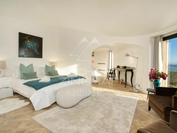 Spacious room with views of the Gulf of Saint-Tropez, Villa Levante in Grimaud.