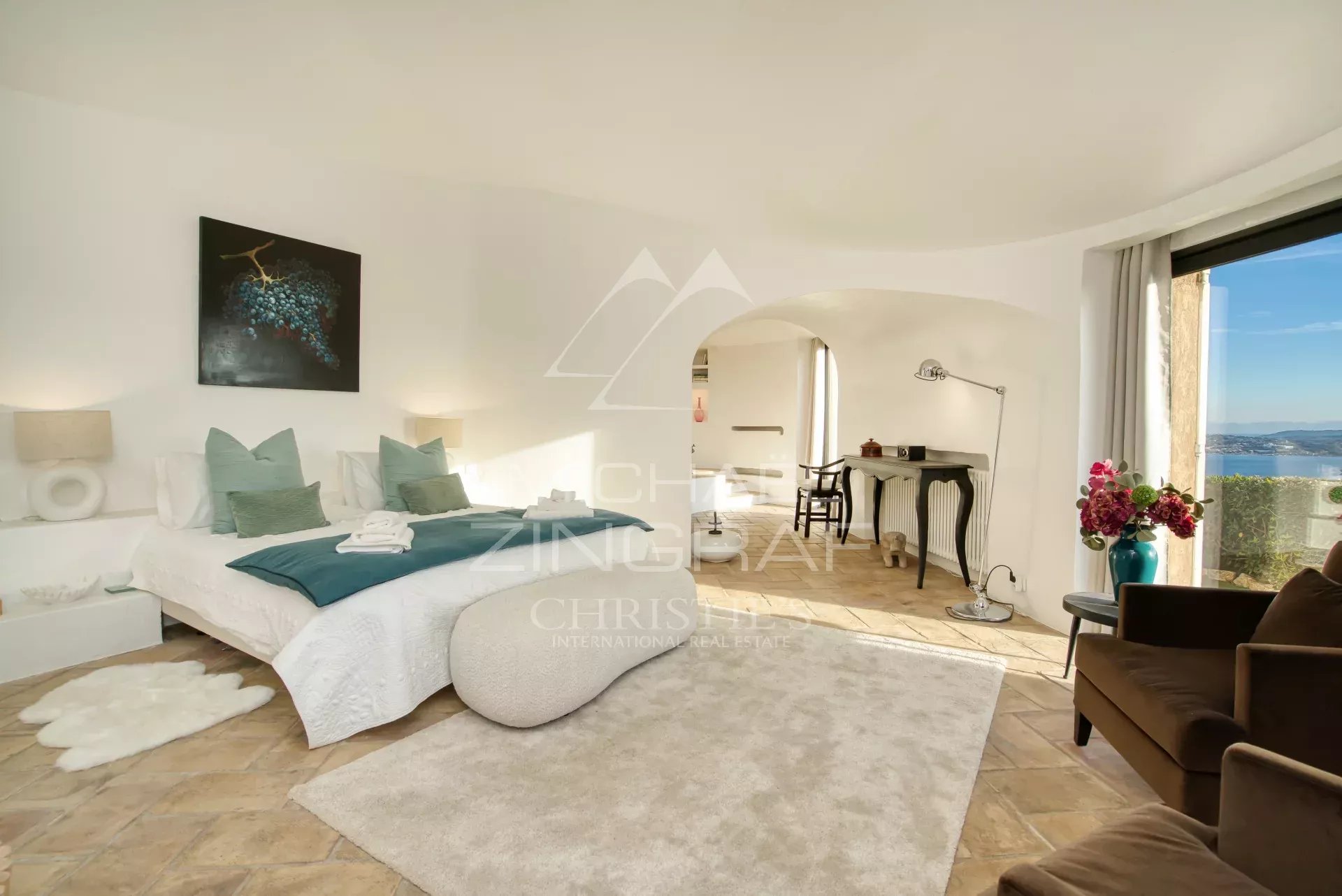 Room at Villa Levante Spacious room with views of the Gulf of Saint-Tropez, Villa Levante in Grimaud.