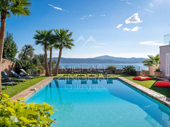 View of the swimming pool at Villa Levante in Grimaud with the Gulf of Saint-Tropez in the background.