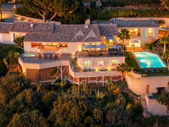 Aerial view of Villa Levante in Grimaud, with swimming pool and Mediterranean garden.