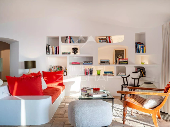 Interior of Villa Levante in Grimaud, with a bright living room and modern furniture.