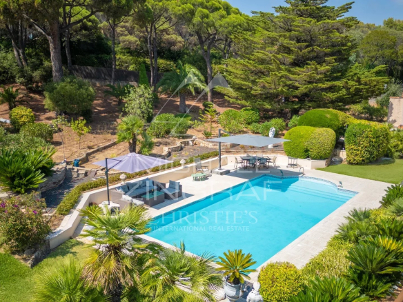 Aerial view of a villa with swimming pool and landscaped garden in the Domaine de la Nartelle in Sainte-Maxime.