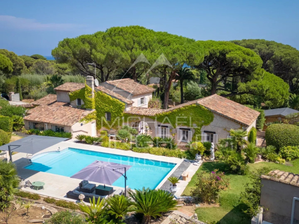 Aerial view of a villa with swimming pool in the Domaine de la Nartelle in Sainte-Maxime.