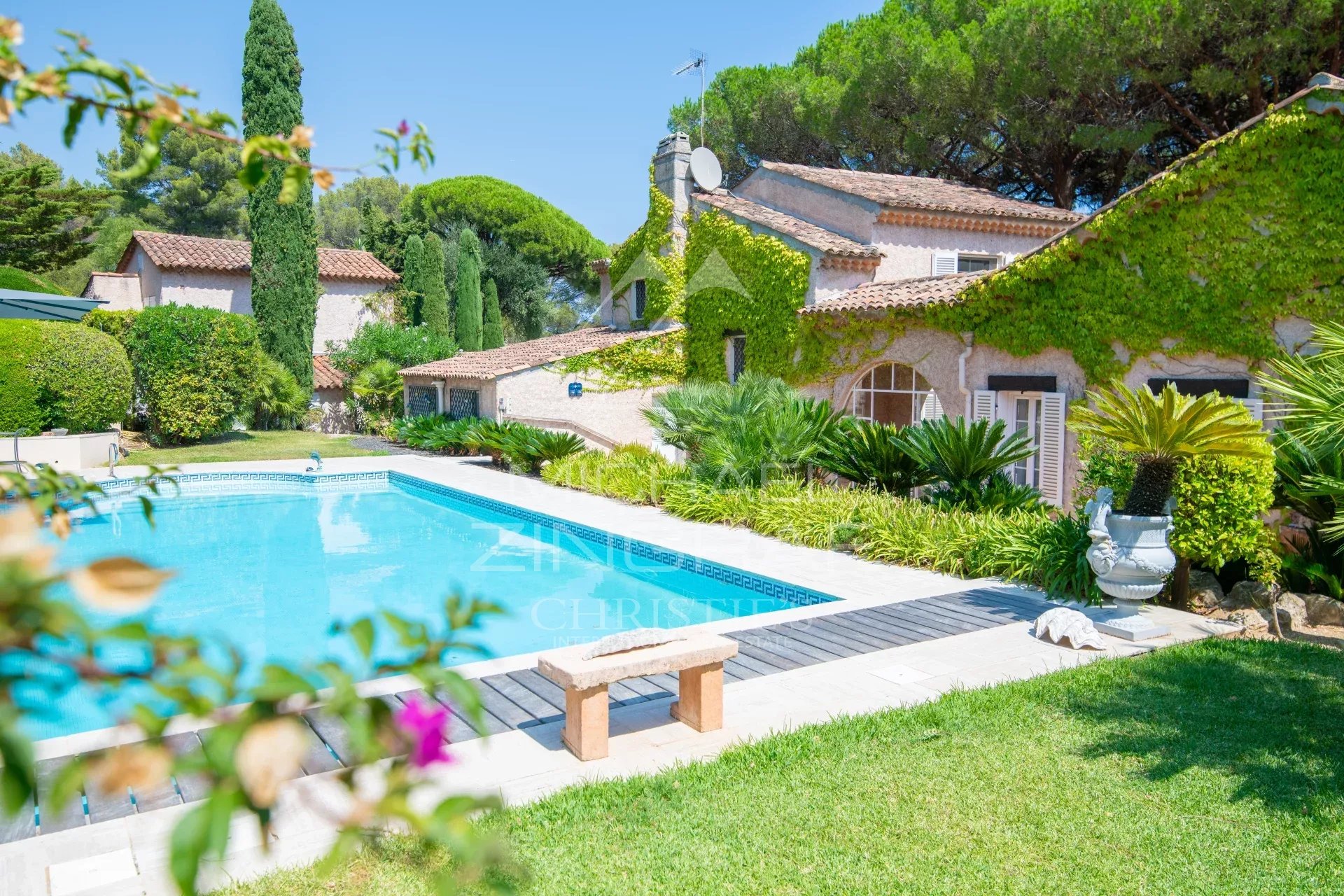 Exceptional property in Sainte-Maxime Villa with swimming pool in a landscaped garden in Sainte-Maxime, French Riviera.