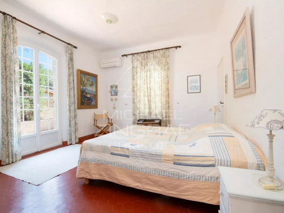 Room in a villa in the Domaine de la Nartelle in Sainte-Maxime, with bed and elegant decor.