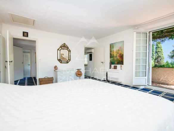 Spacious room with outside access, decorated with works of art, in a villa in Sainte-Maxime.