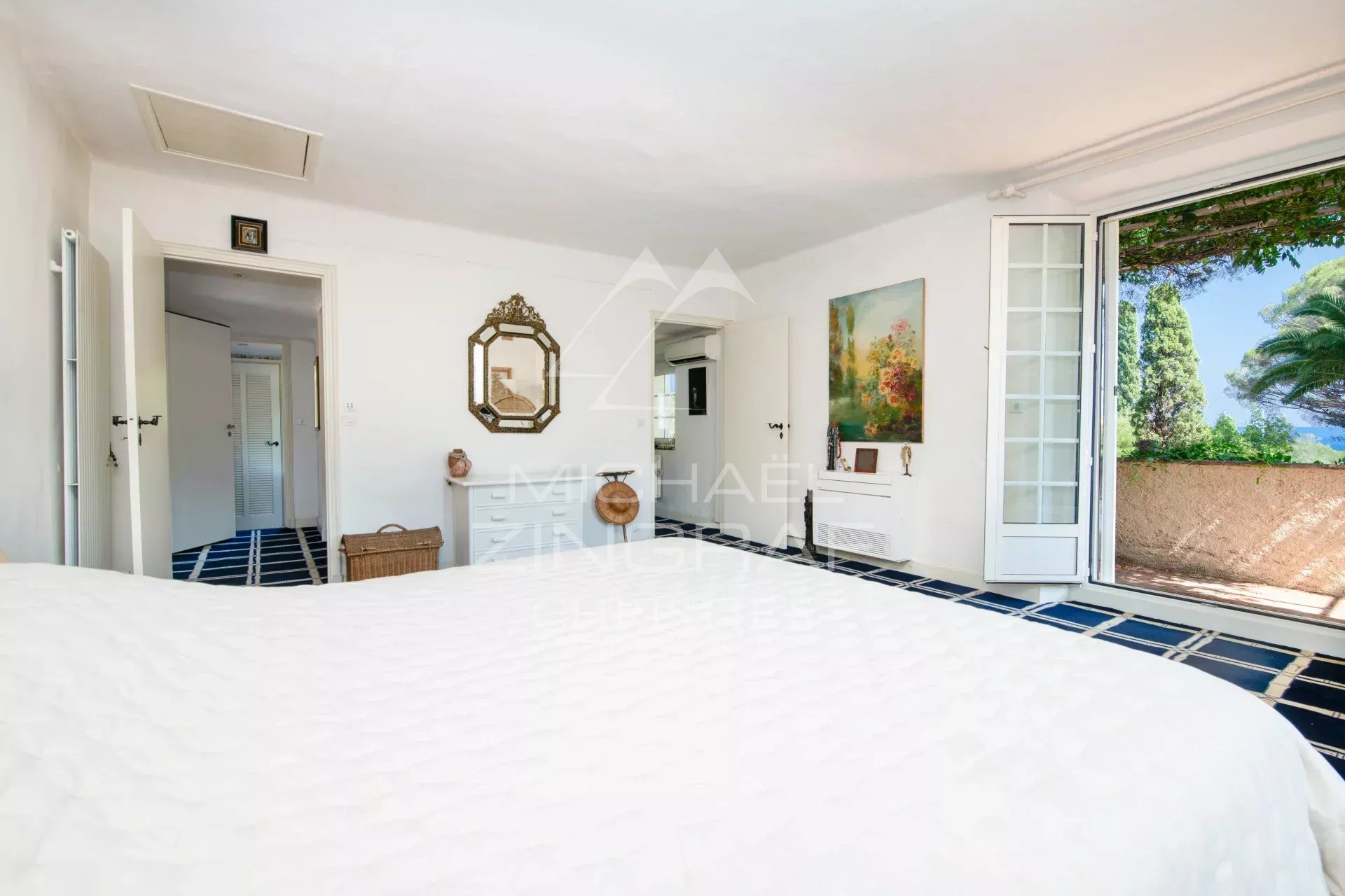Villa room in Sainte-Maxime Spacious room with outside access, decorated with works of art, in a villa in Sainte-Maxime.