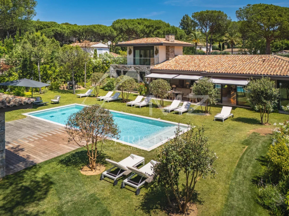 Overview of a modern villa with swimming pool and garden in Ramatuelle.