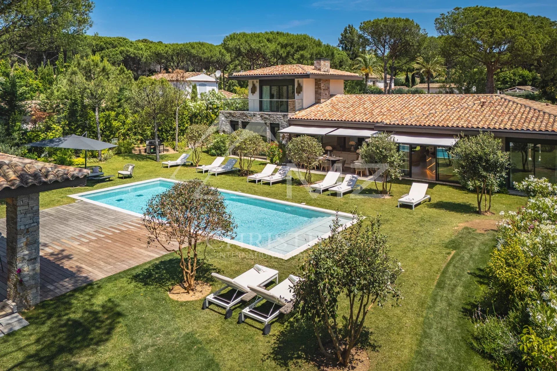 Overview of a modern villa with swimming pool and garden in Ramatuelle.