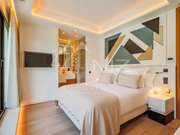 Modern room with double bed and contemporary decor in a villa in Ramatuelle.