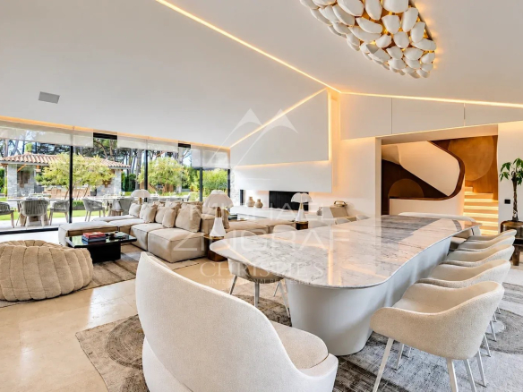 Modern interior of the villa Harmonie in Ramatuelle, with a large living room and an open kitchen.