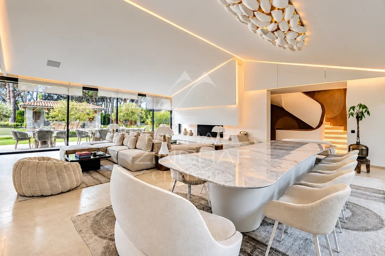 Modern interior of the villa Harmonie in Ramatuelle, with a large living room and an open kitchen.