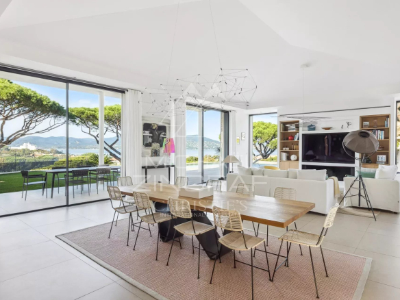 Intérieur d'une villa contemporaine à Saint-Tropez avec vue sur la mer.